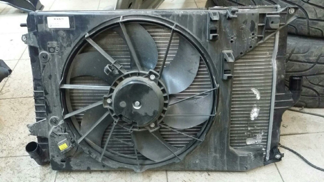 сломанный радиатор охлаждения и диффузор